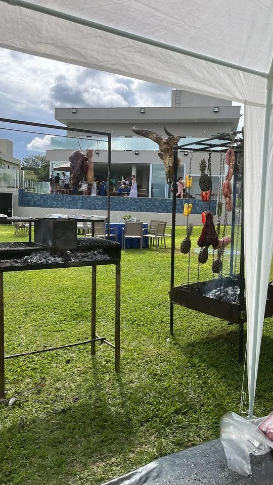 Estrutura móvel de fogo de chão montada pela Invernada BBQ