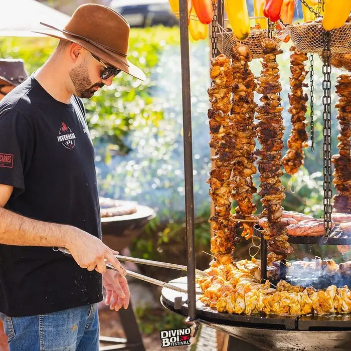 Churrasqueiro preparando os espetos