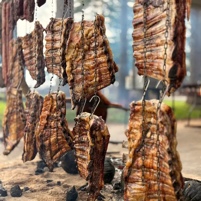 Costelas assando na brasa